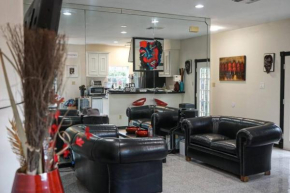 Sleek Art House Oasis with Jacuzzi, Large Mirrors - Prime Location